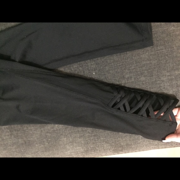 Betsey Johnson criss cross mesh cropped leggings - Picture 3 of 7